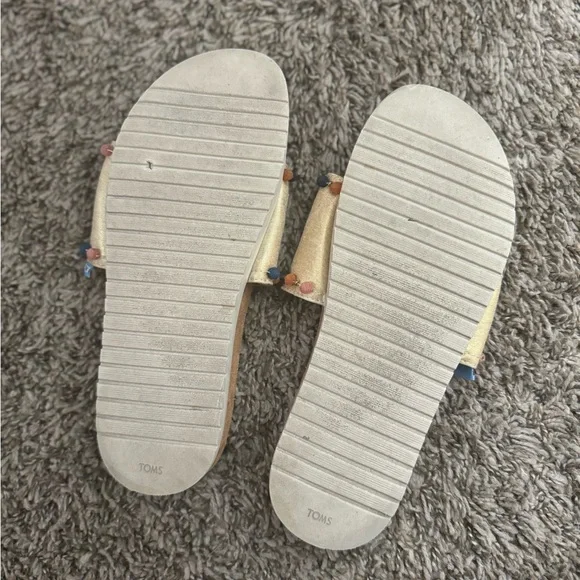 TOMS PARADISE GOLD SHIMMER POM POM SANDALS - Picture 7 of 7